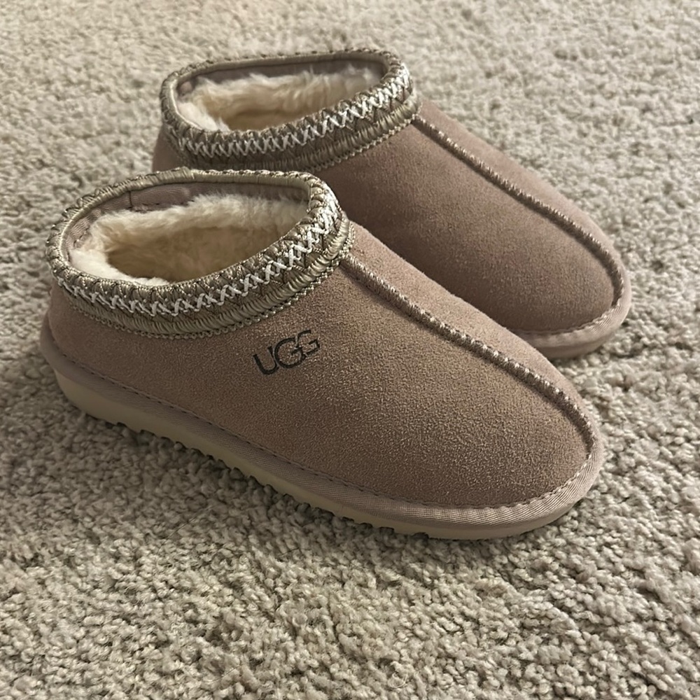 Brand new Dupe UGG Kids Tan Suede Slippers- size 2-3